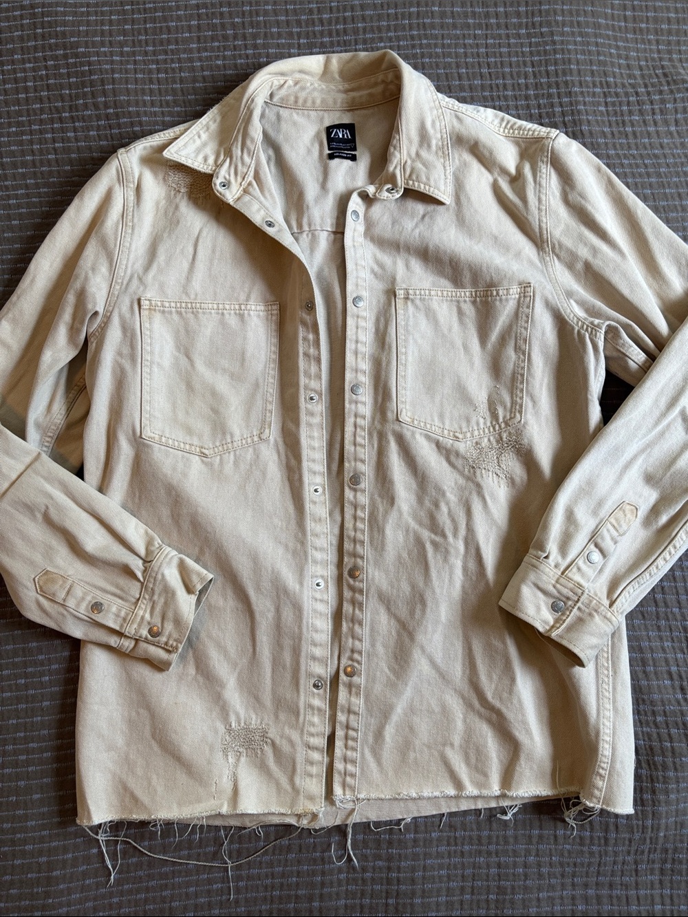 Zara Men's Relaxed Fit Denim Shirt Jacket Cream Beige Size XL Distressed - Picture 2 of 9